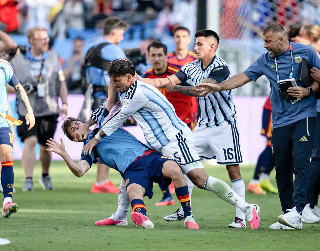 Paredes pushed Gavi (Marvin Ibo Guengoer - GES Sportfoto/Getty Images)