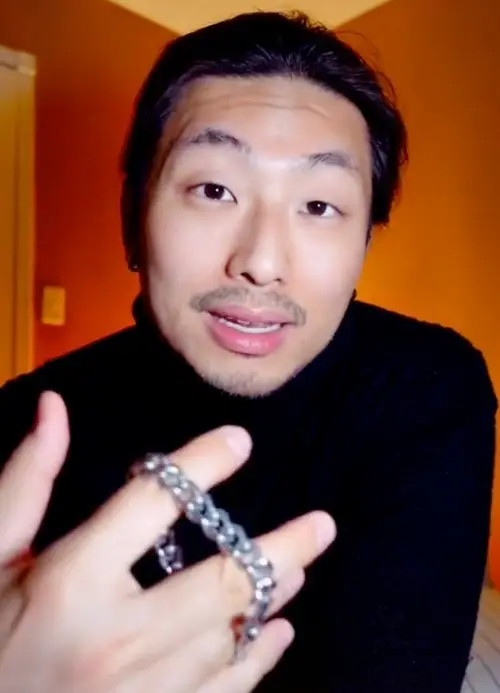 Lee says paying on a first date is beneficial for men.