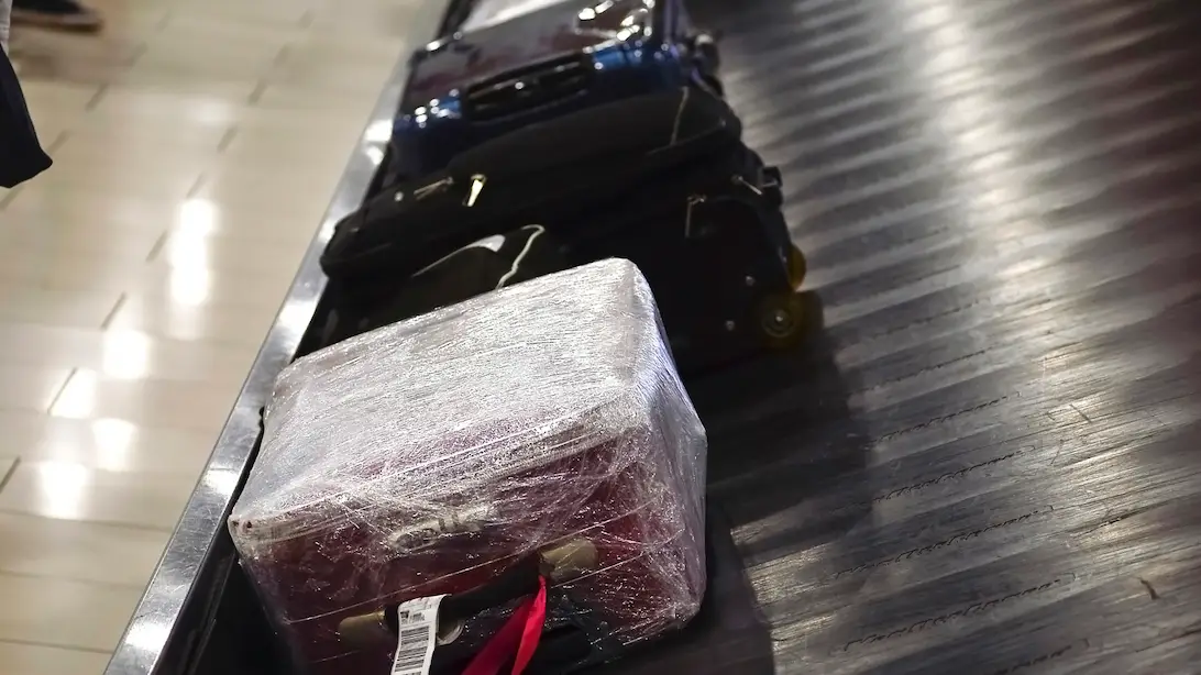 Baggage handler issues warning to anyone that ties a ribbon around luggage