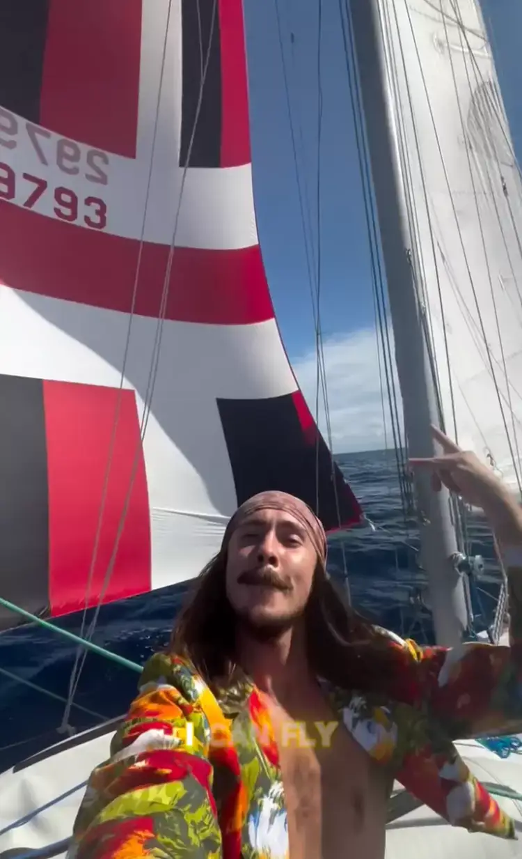 Luke was sailing the Pacific Ocean alone (TikTok/@sailing_songbird)