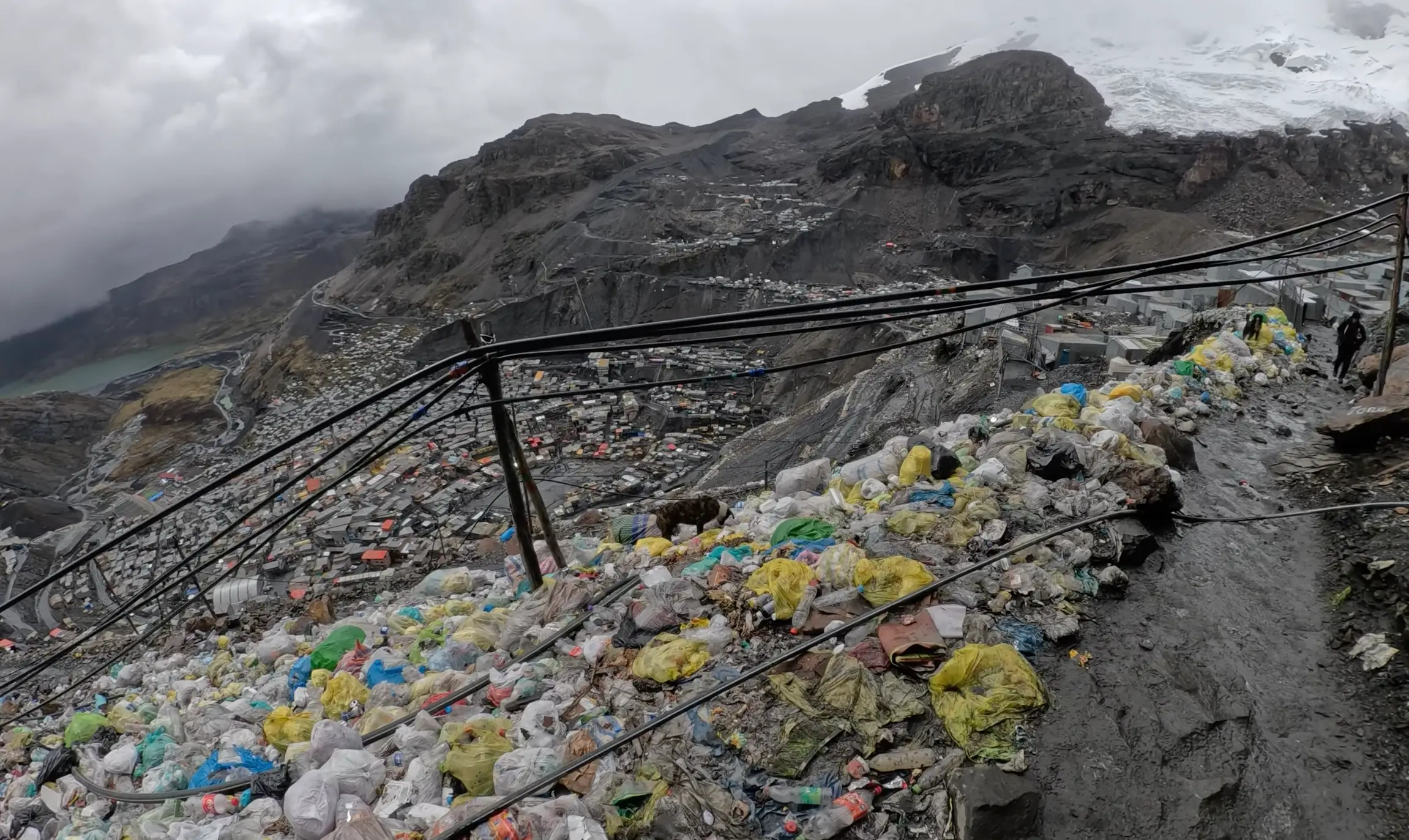 Rubbish is littered around La Rinconada (YouTube/Zazza The Italian)