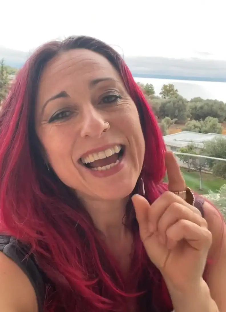 Rosanna Hanness claims she has proof that she is an alien (Instagram/rozyglow)