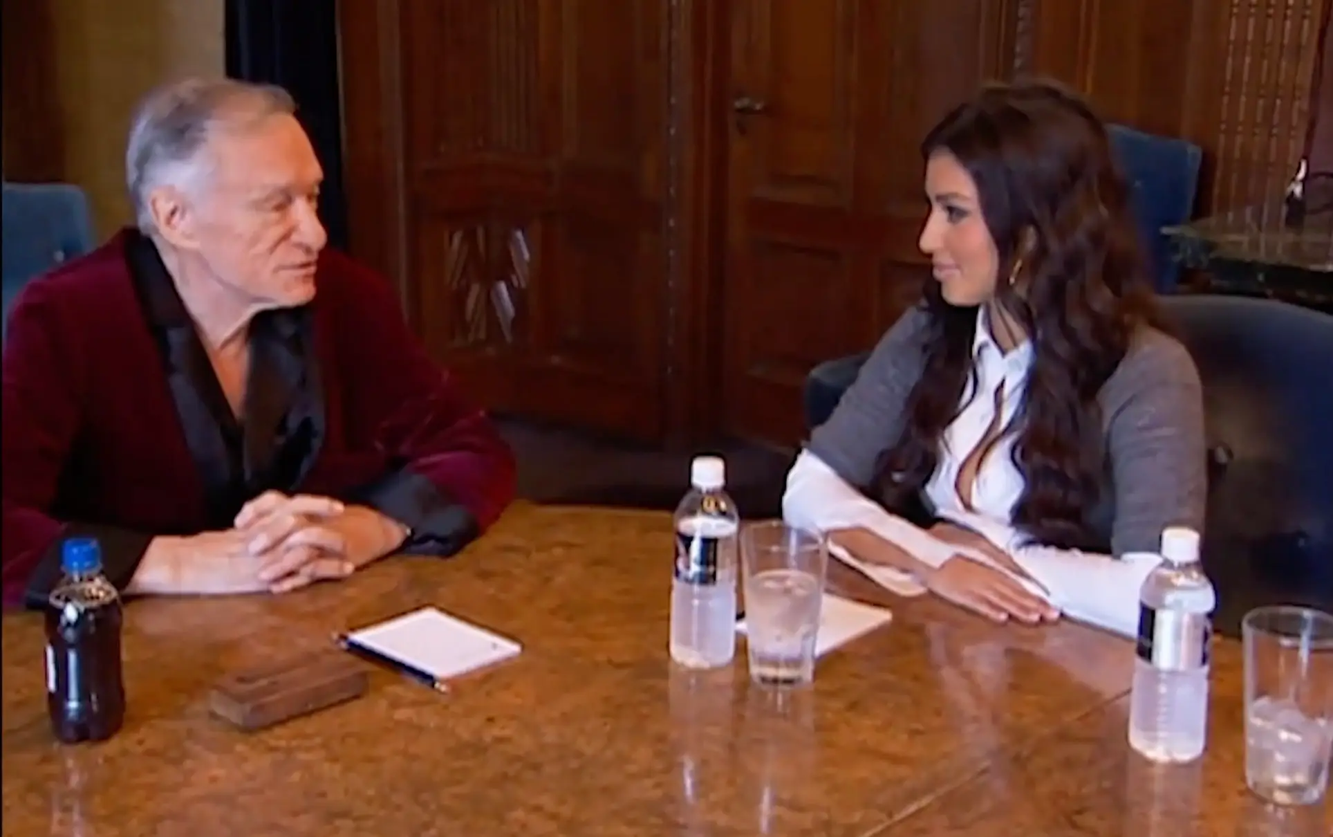 Hefner and Kardashian seen discussing the famed photoshoot in 2007 (Hayu/YouTube)