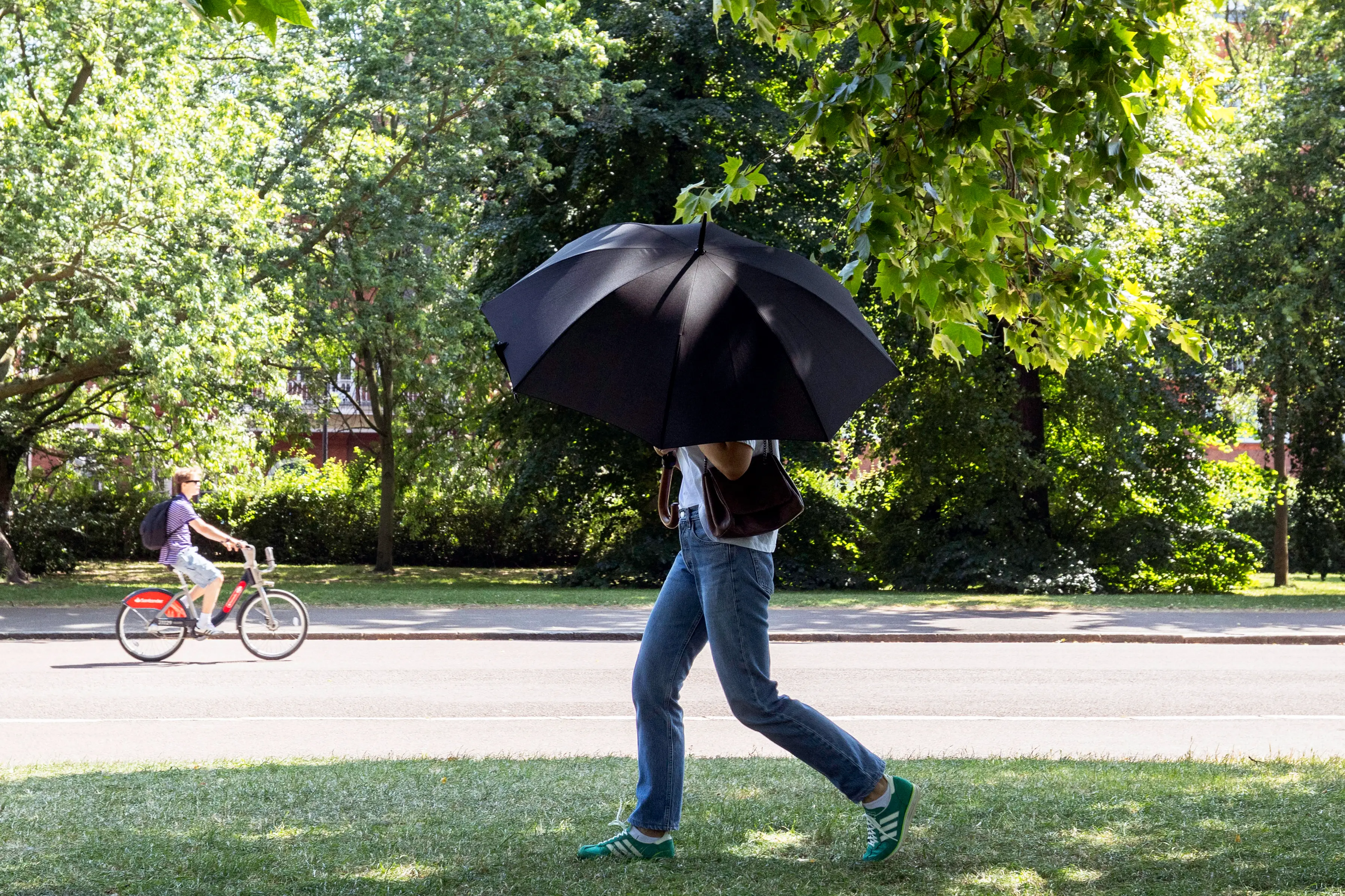 It's crucial to take shelter from the sun. (Brook Mitchell / AFP via Getty Images)