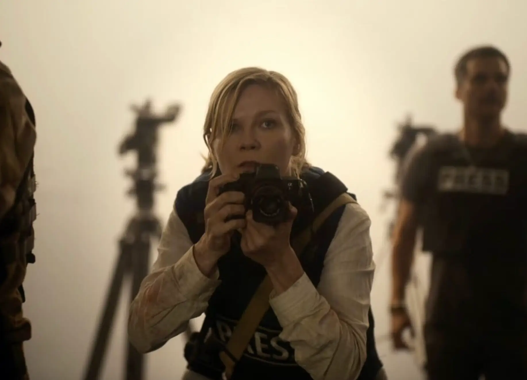 Kirsten Dunst stars as a war-journalist. (A24)