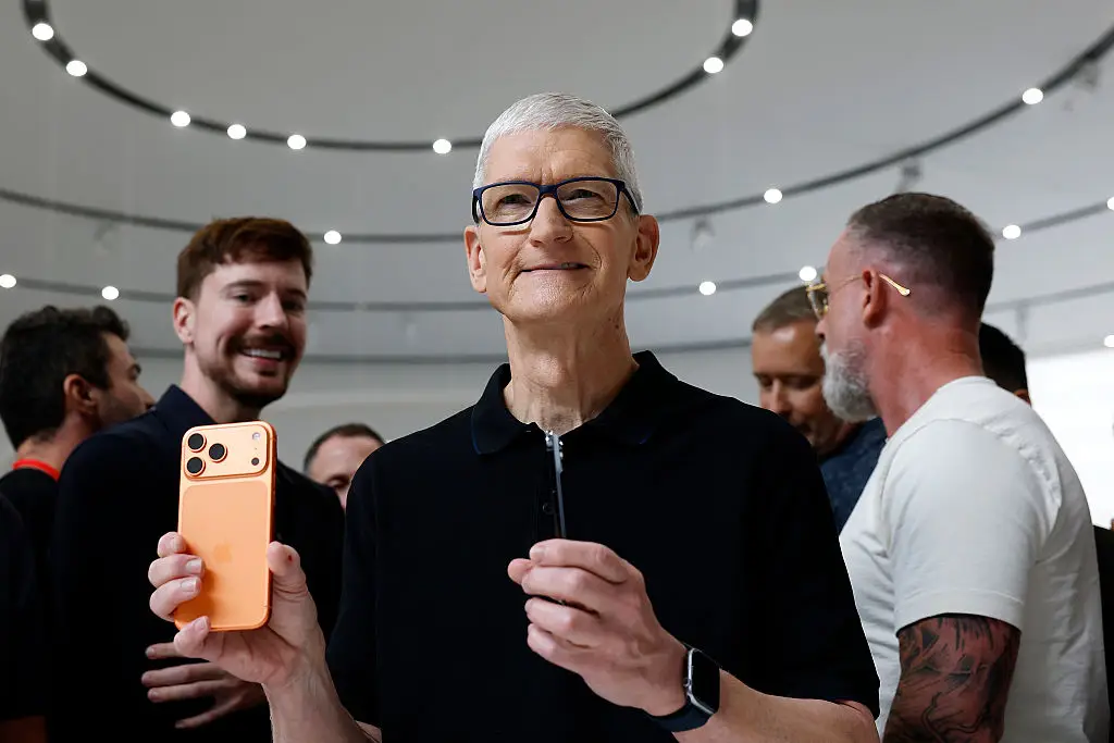 Tim Cook with the new iPhone 17 (Justin Sullivan/Getty Images)