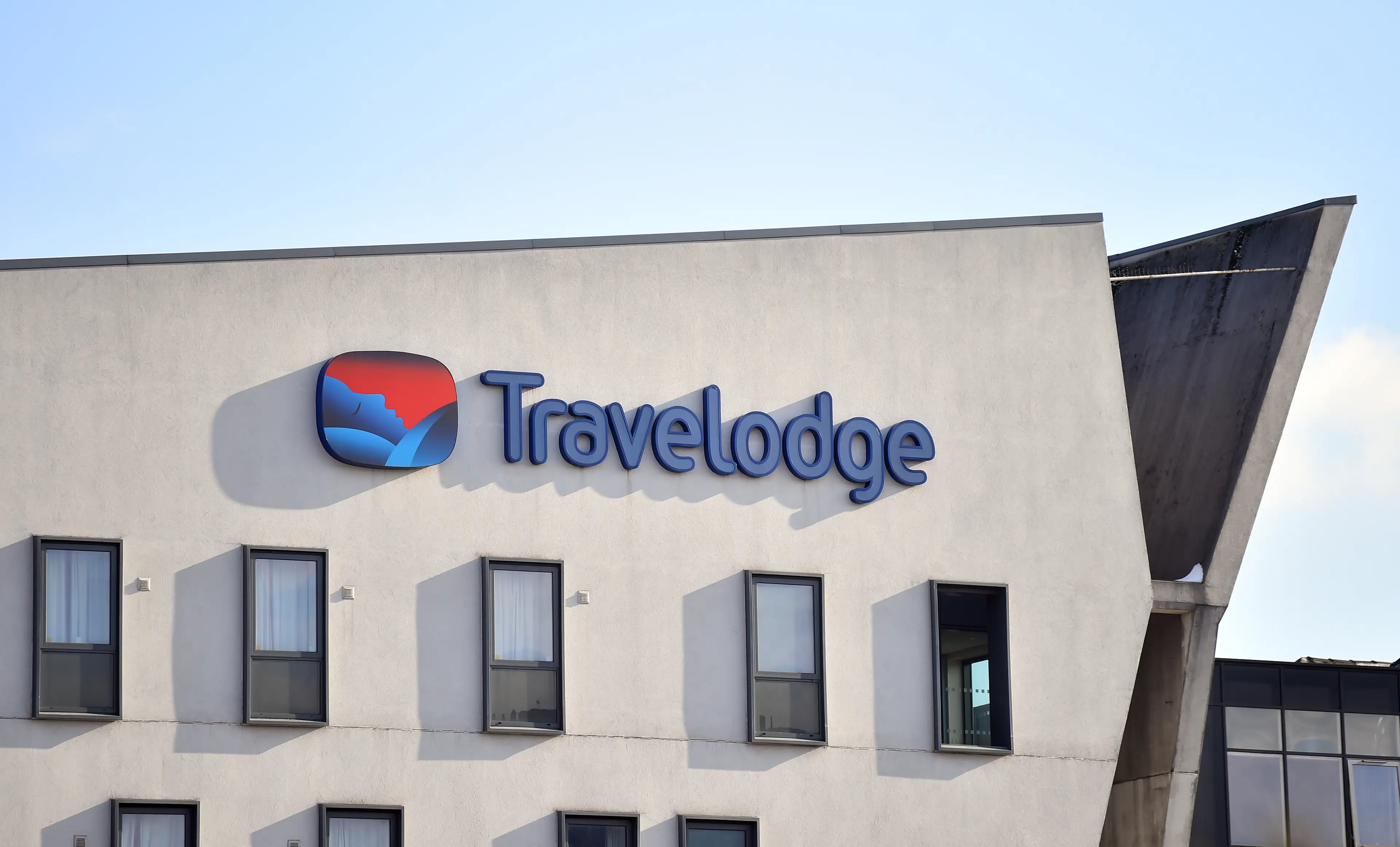 The Travelodge logo is a bit of an optical illusion.
