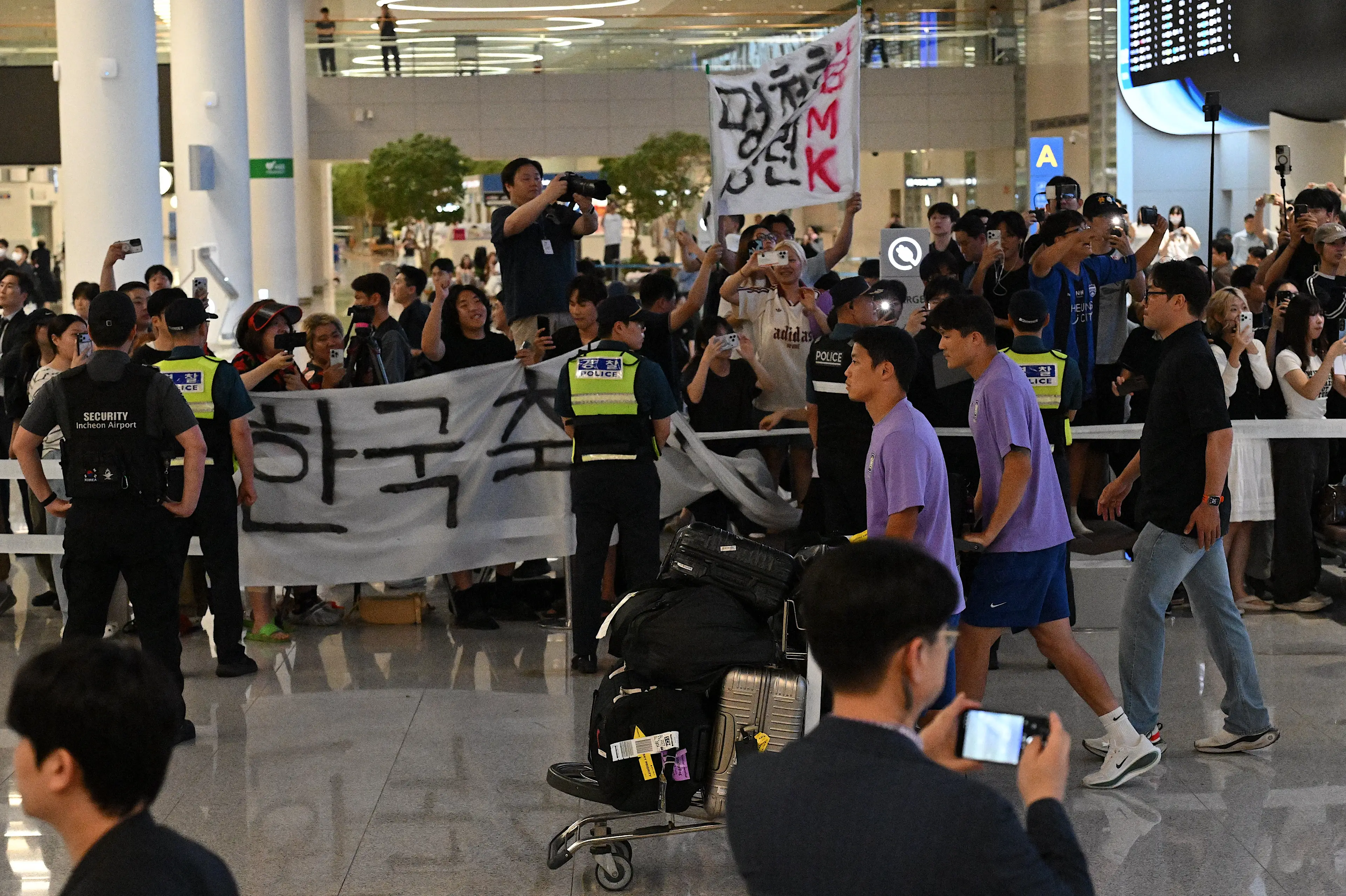 Riot police were sent out to the airport (JADE GAO / AFP via Getty Images)