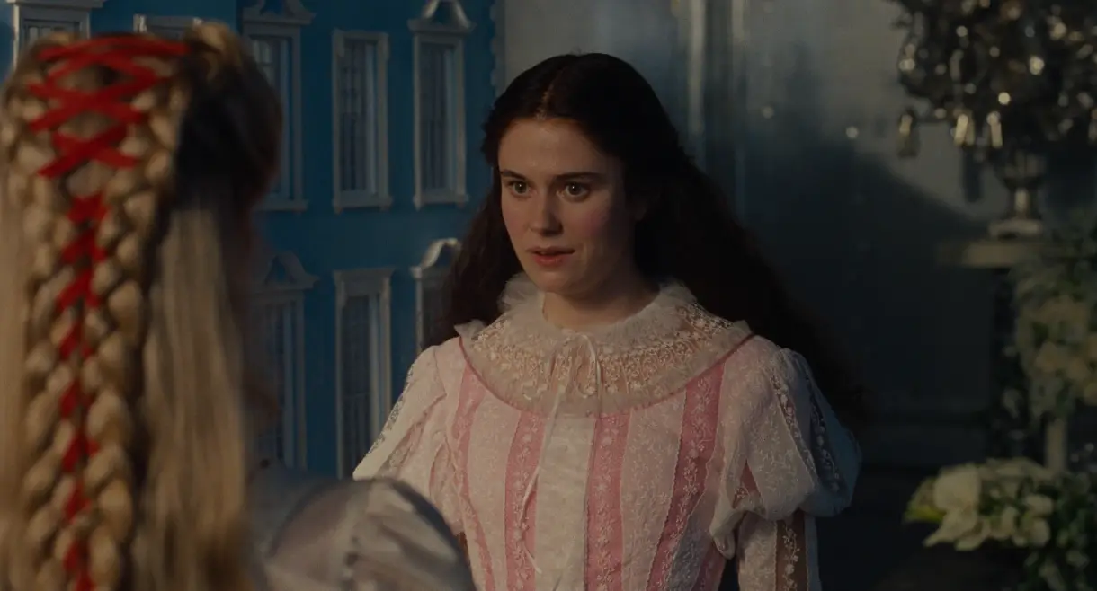 Fennell's Isabella massively varies from the one in the book. (Warner Bros. Pictures)