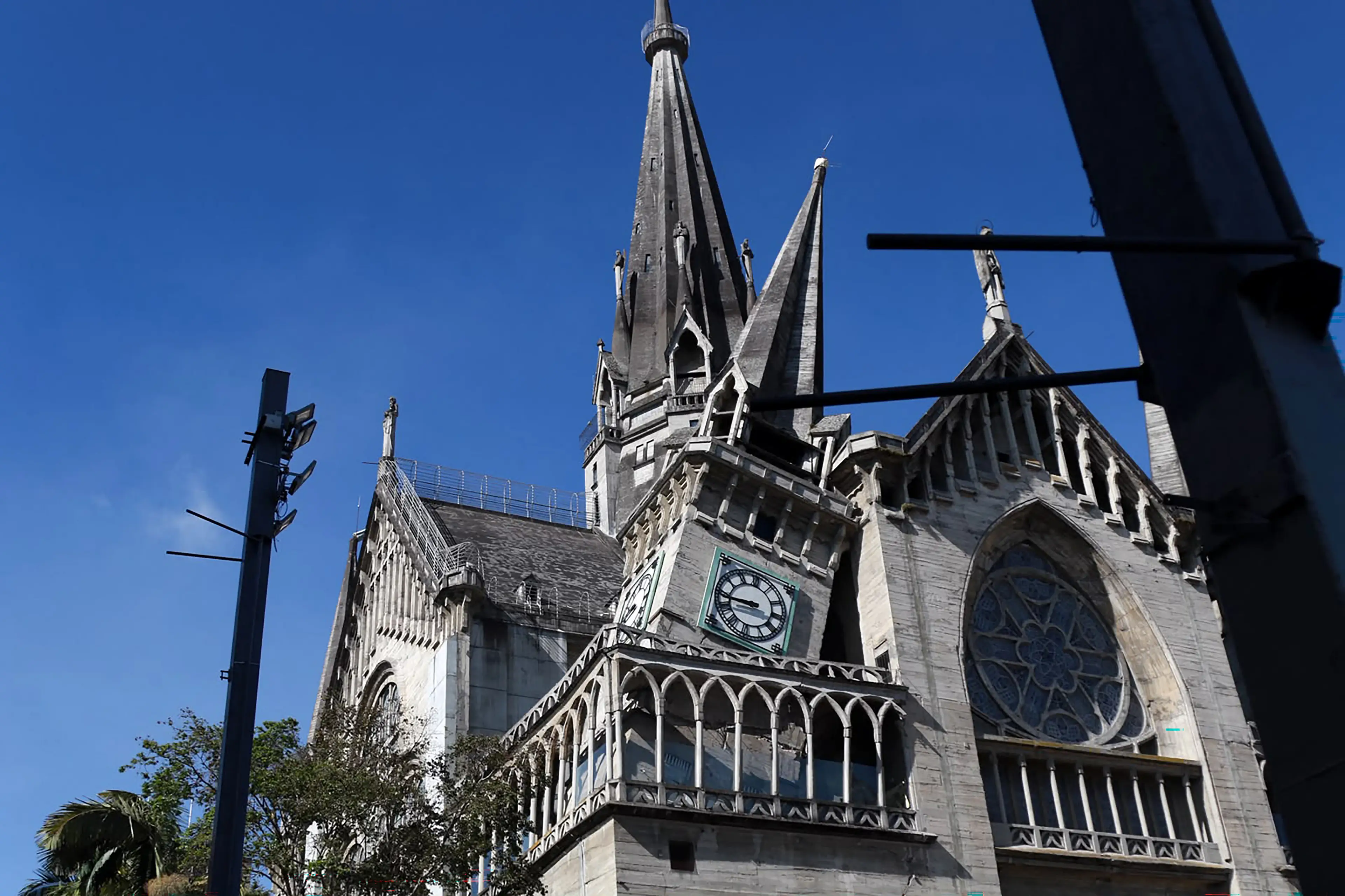 The spire gave way (Andres Valencia / AFP via Getty Images)