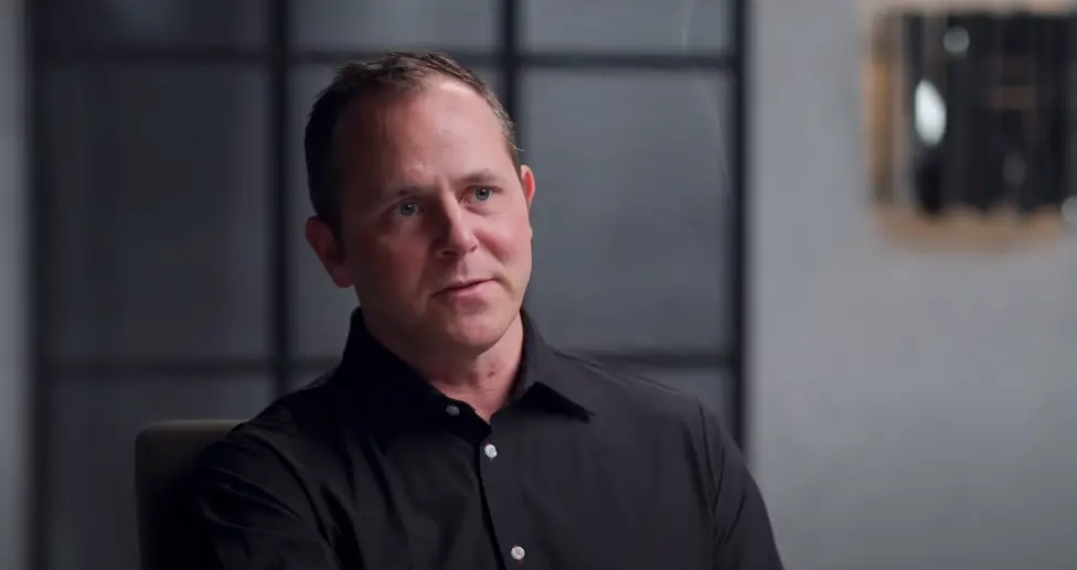 Chase Hughes explained why a person's blink rate can be particularly telling (YouTube/The Diary Of A CEO)