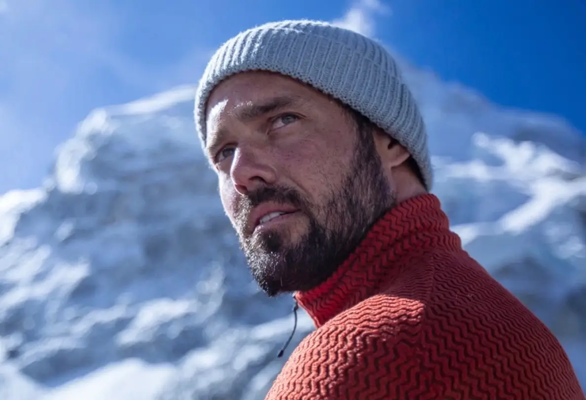 Spencer travelled to Everest to find his brother. (Disney+)