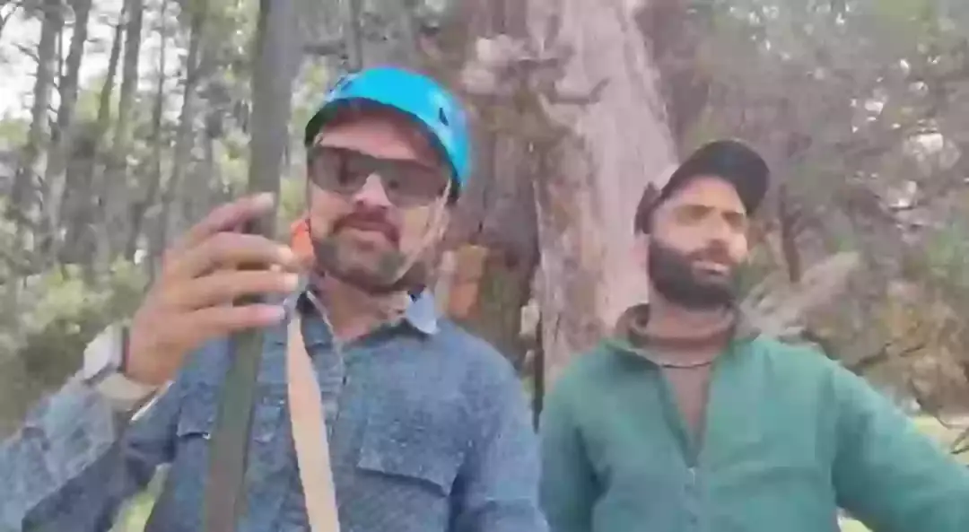 Bhatt's video shows the attack happening (X/@kathiyawadiii)