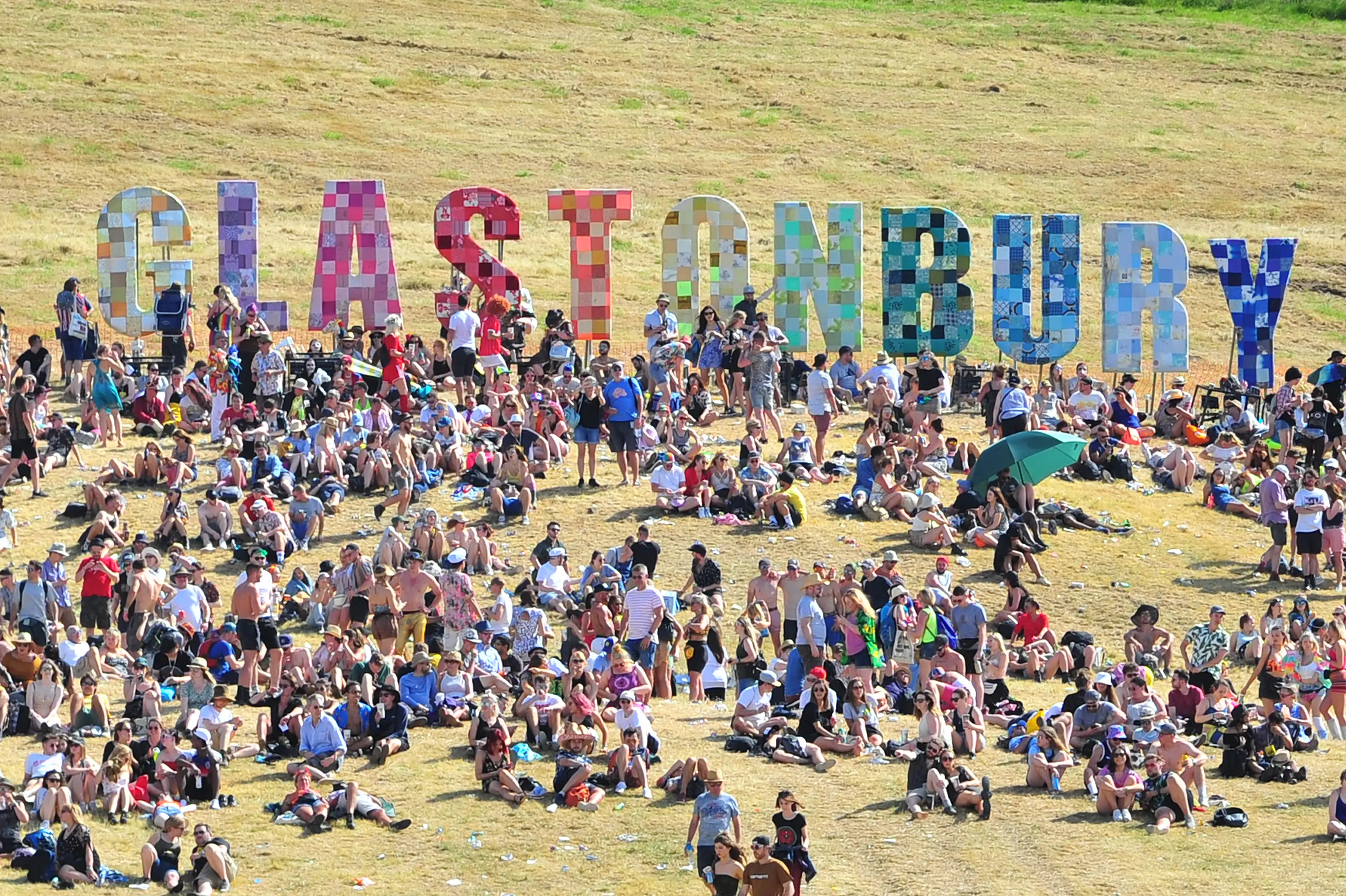 Get up to the sign lads. (Jim Dyson/Getty Images)
