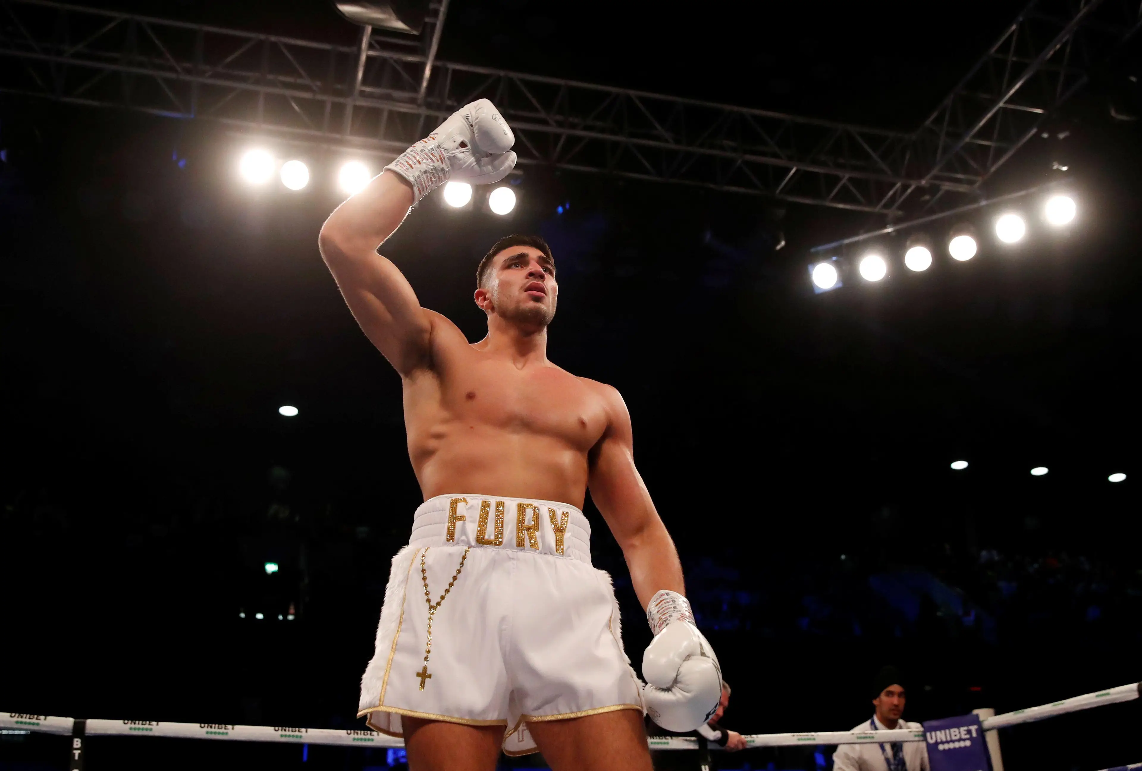 Tommy Fury has beat Jake Paul in Saudi Arabia this evening.