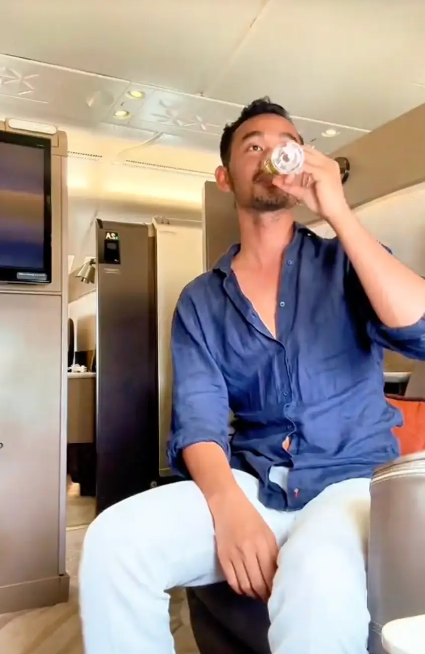 The TikToker showed off the dreamy reality of flying first class with Singapore Airlines. (TikTok/@pitor.official)
