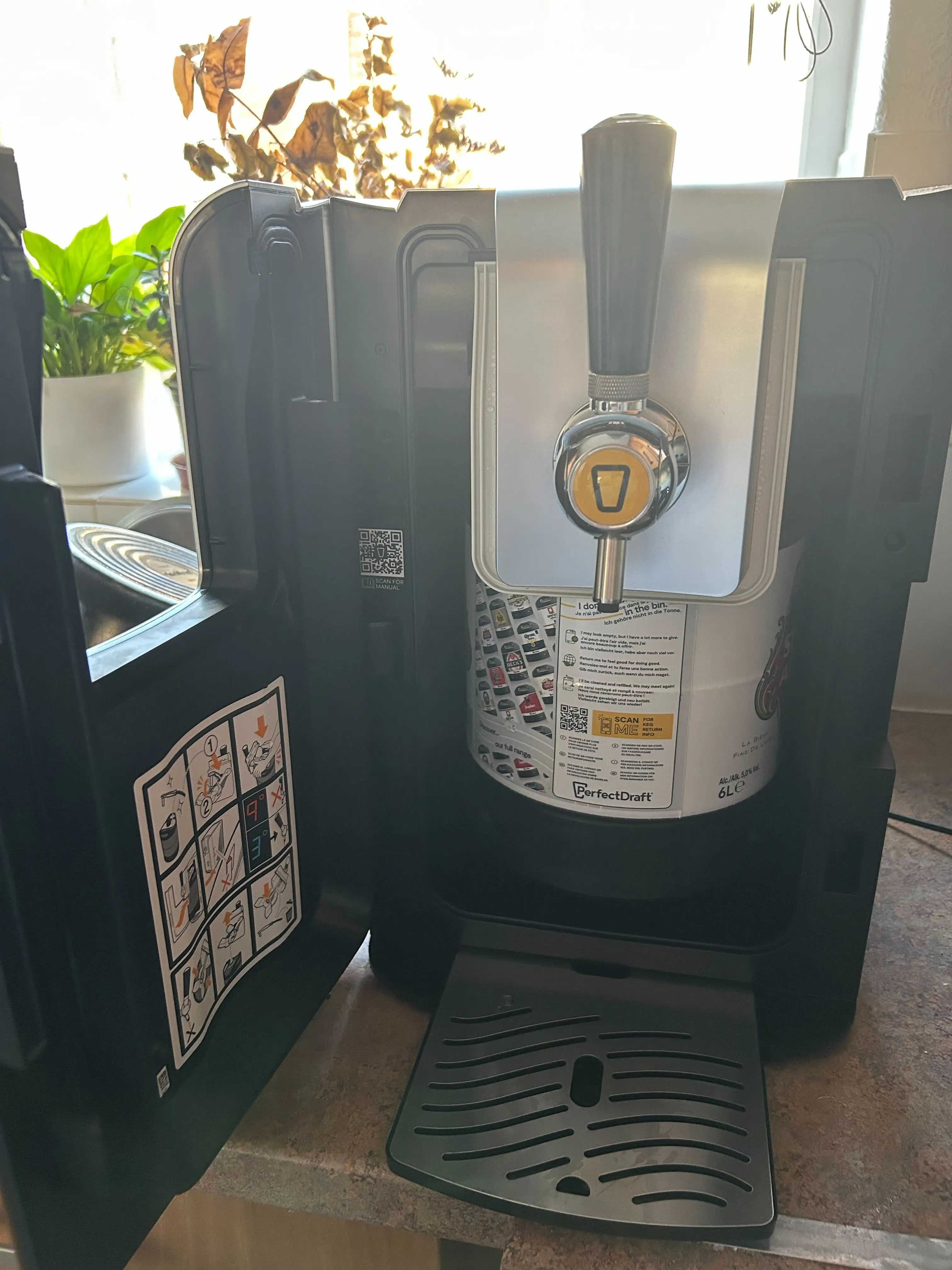 Choose from over 40 kegs, which clip into place (LADbible)