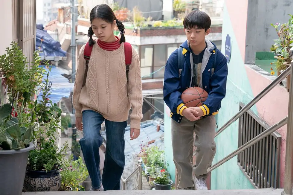 The childhood sweethearts can't let go of the past.