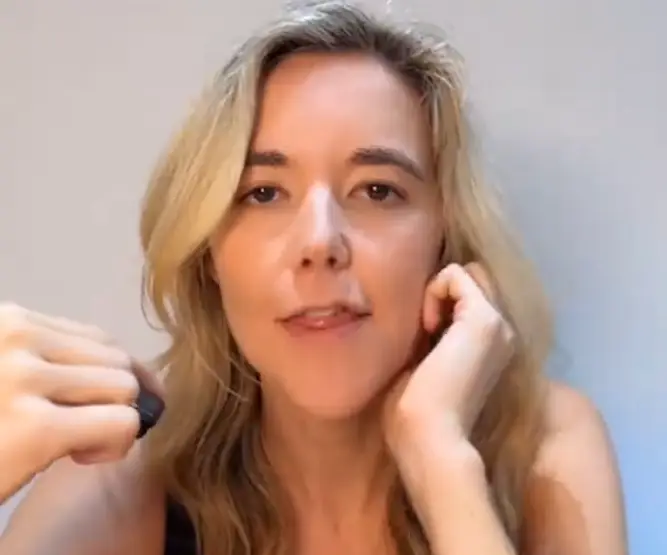 Cassie Crofts said she'd caught hundreds of people cheating on their partners, and knew how to spot the difference in behaviour (TikTok/@venusinvestigations)