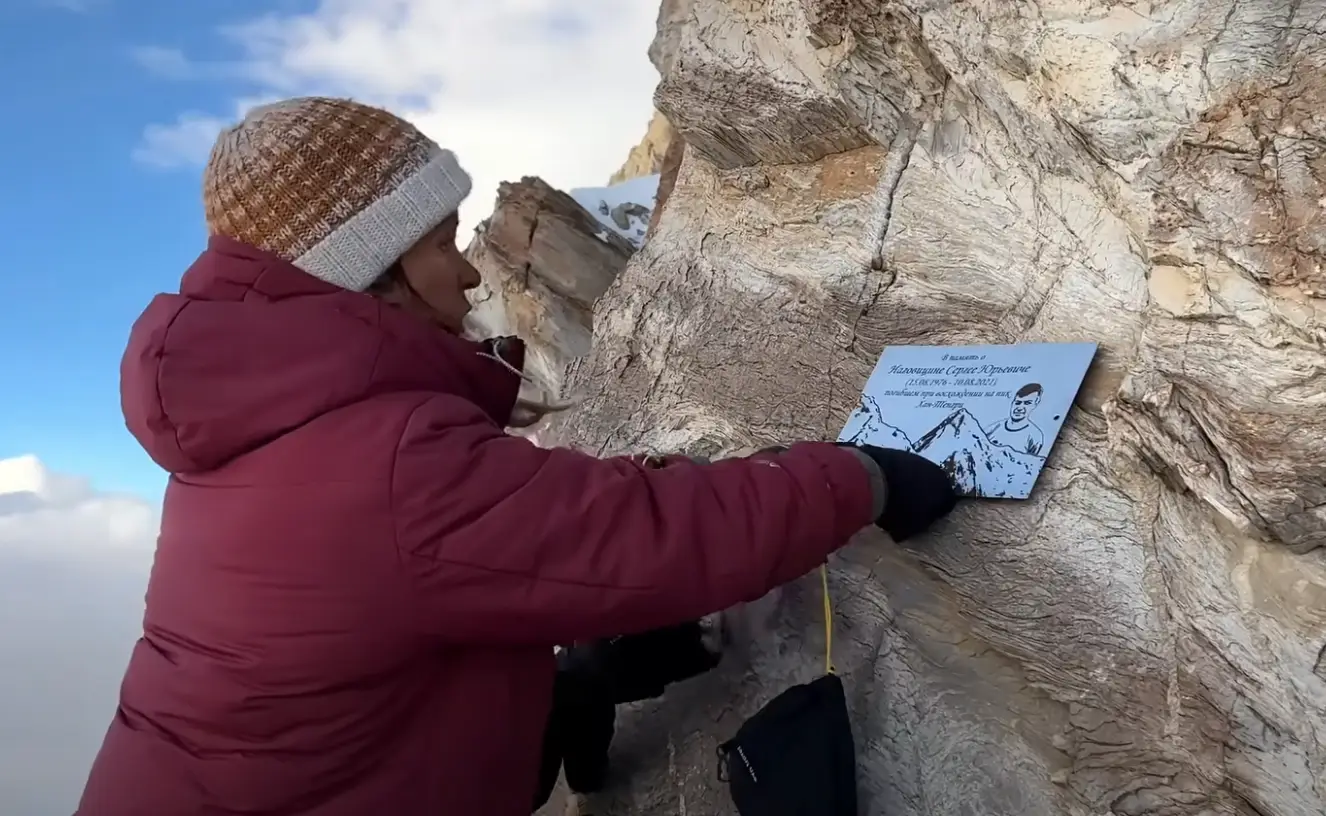 She would return to the mountain a yeat later to leave a memorial plaque for her husband (YouTube/Dmitry Sinitsyn)