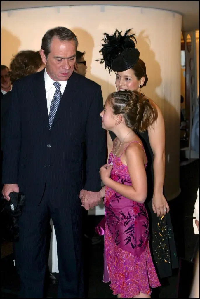 Tommy Lee Jones and daughter Victoria in 2002 (Alain BENAINOUS/Gamma-Rapho via Getty Images)