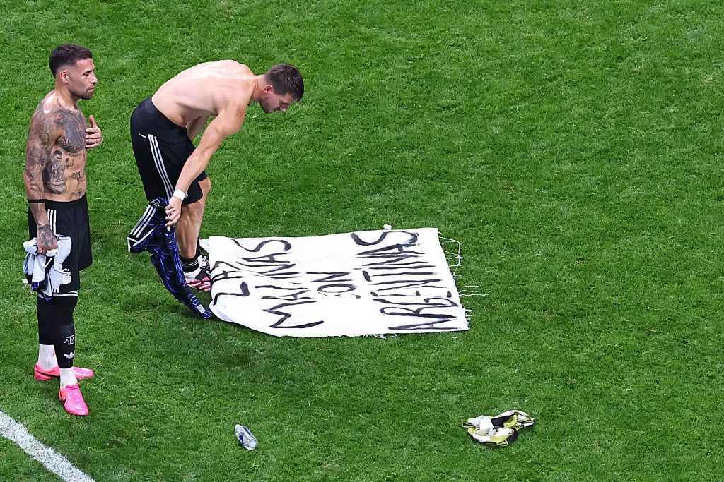 Argentina's Falklands banner displayed after beating England in the World Cup (Robbie Jay Barratt - AMA/Getty Images)