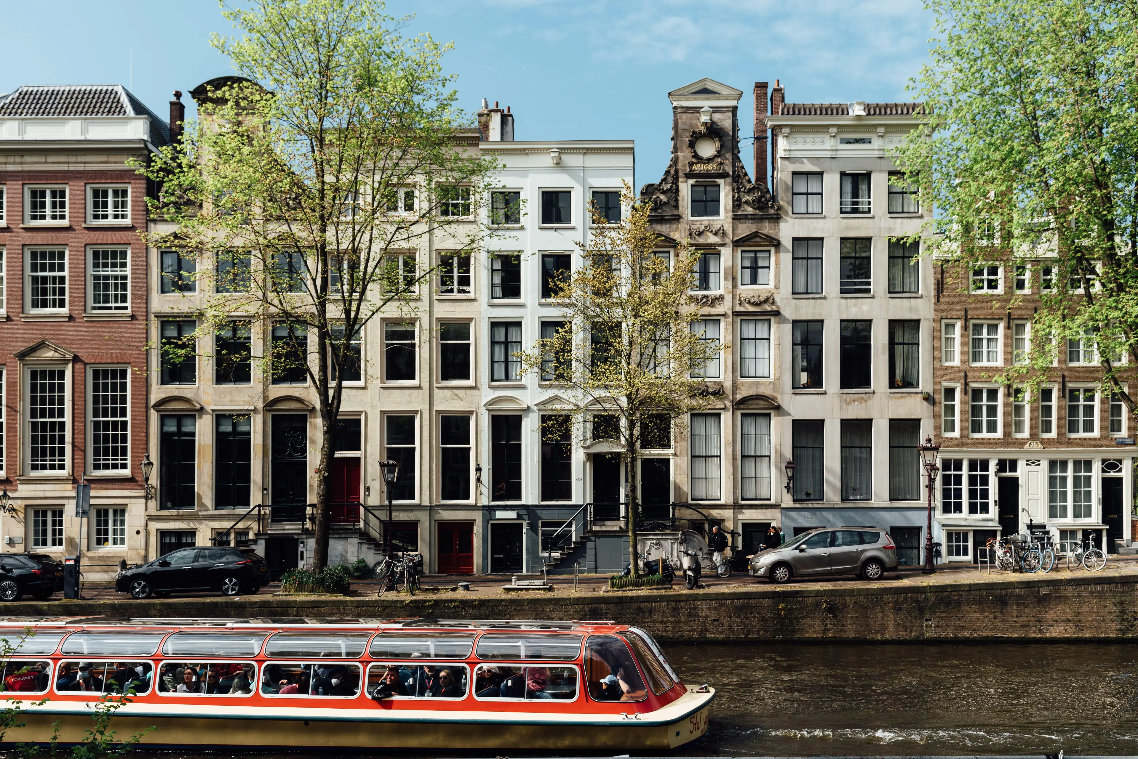 The hooks are most commonly found on the thin houses overlooking the canal.