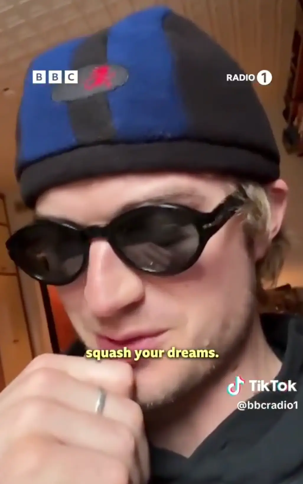 Joe Keery squashed Conformity Gate in a new interview (Radio One)