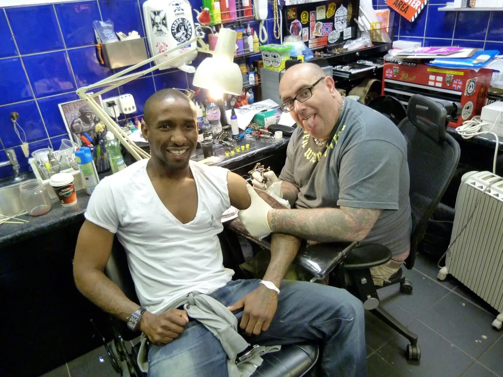 Lal Hardy tattooing Jermaine Defoe (Lal Hardy)