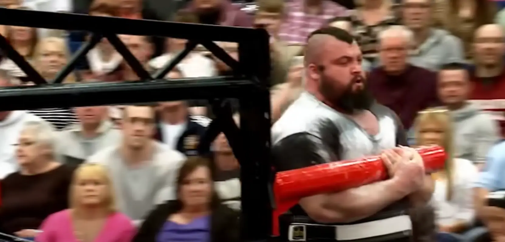 Hall started to struggle with the wheel. ( Giants Live STRONGMAN/YouTube)