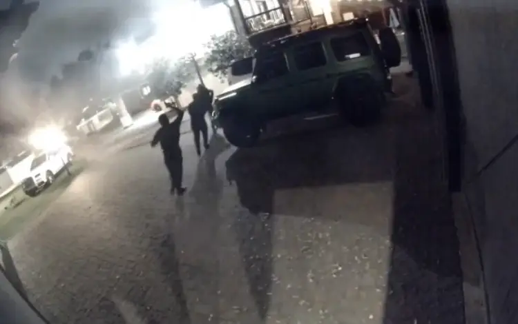 The men running from Amouranth's home after she opened fire (X / @amouranth)