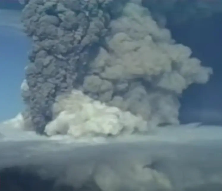 Footage captured during Mount Spurr's 1992 eruption (YouTube/Alaska Volcano Observatory)