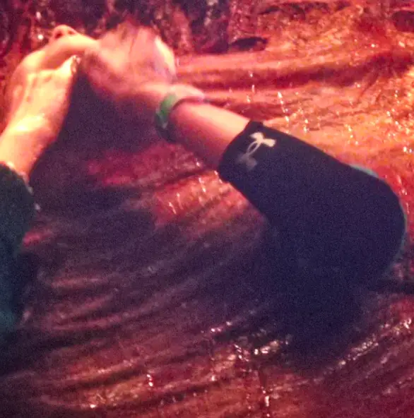 Not so sure that matches with the 80s fashion... (Netflix)