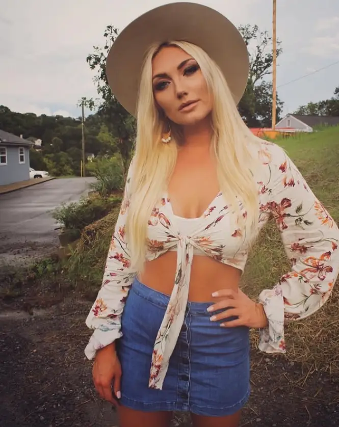 ​Brooke Hogan, the daughter of two-time WWE Hall of Famer Hulk Hogan, said she no longer speaks to her parents (Instagram/@mizzhogan)