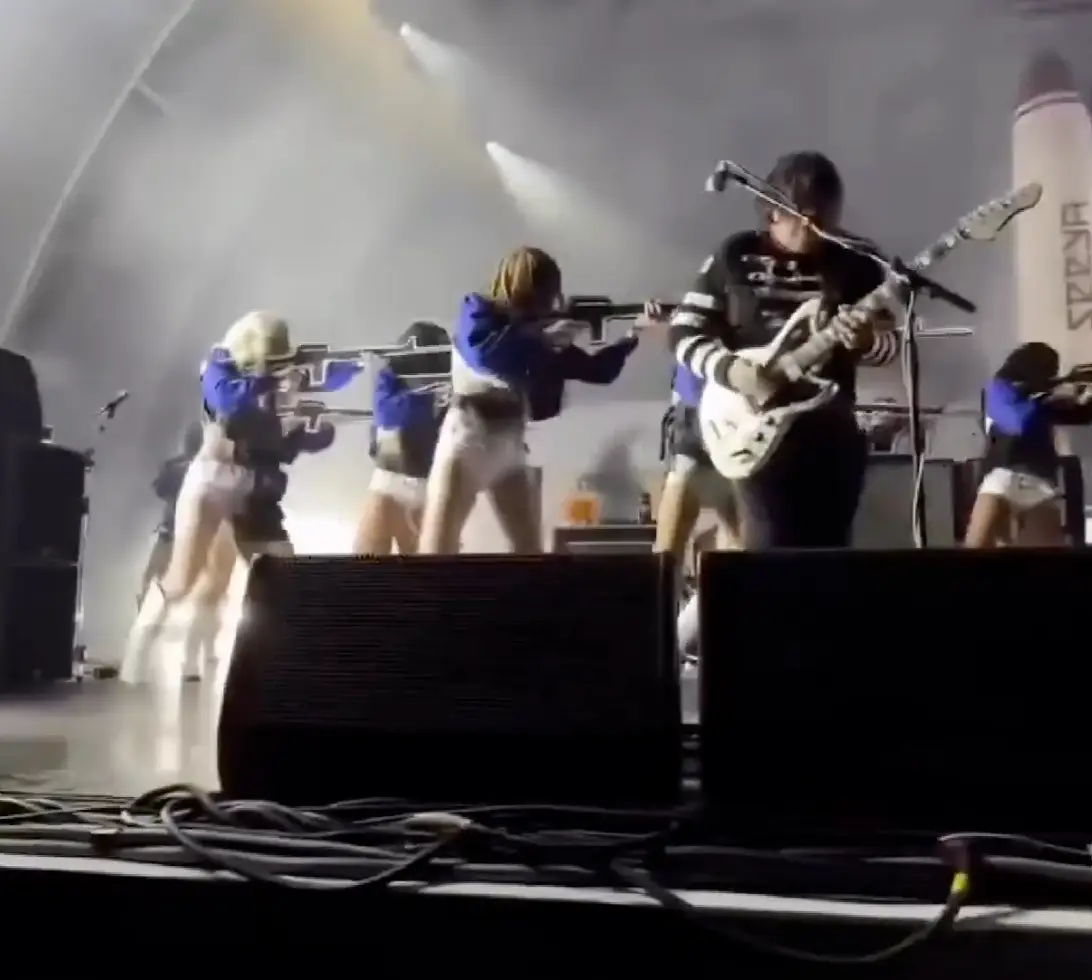 The cheerleaders on stage were dressed in an almost identical uniform to the Dallas Cowboys Cheerleaders (X)