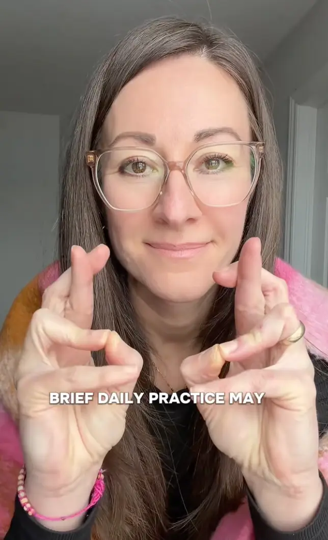 Experts suggest ‘pinky time’ could help assess brain health (TikTok/@glucose.speaks)