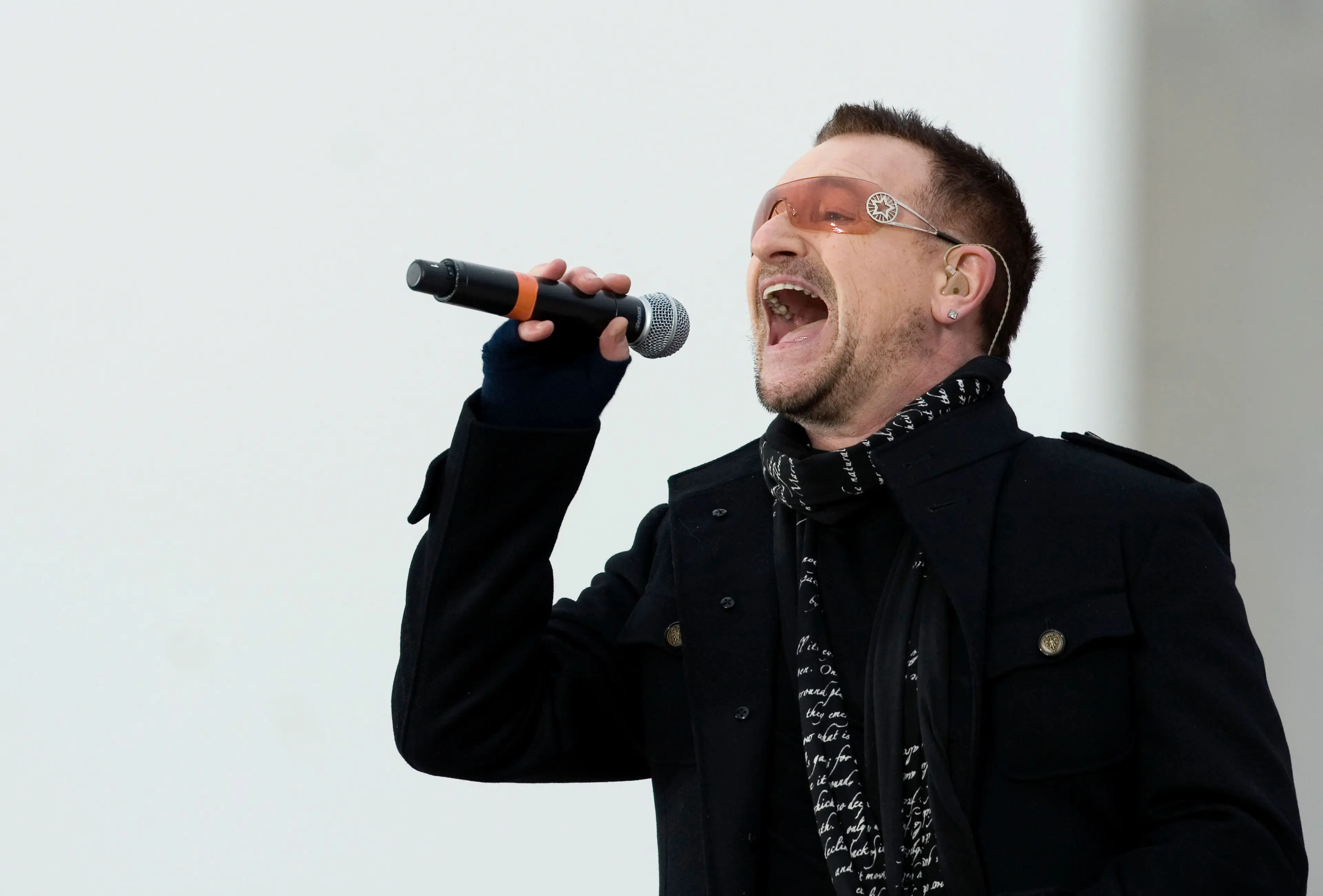 Bono has finally apologised for that stunt where U2's album got uploaded to everyone's phones without asking.