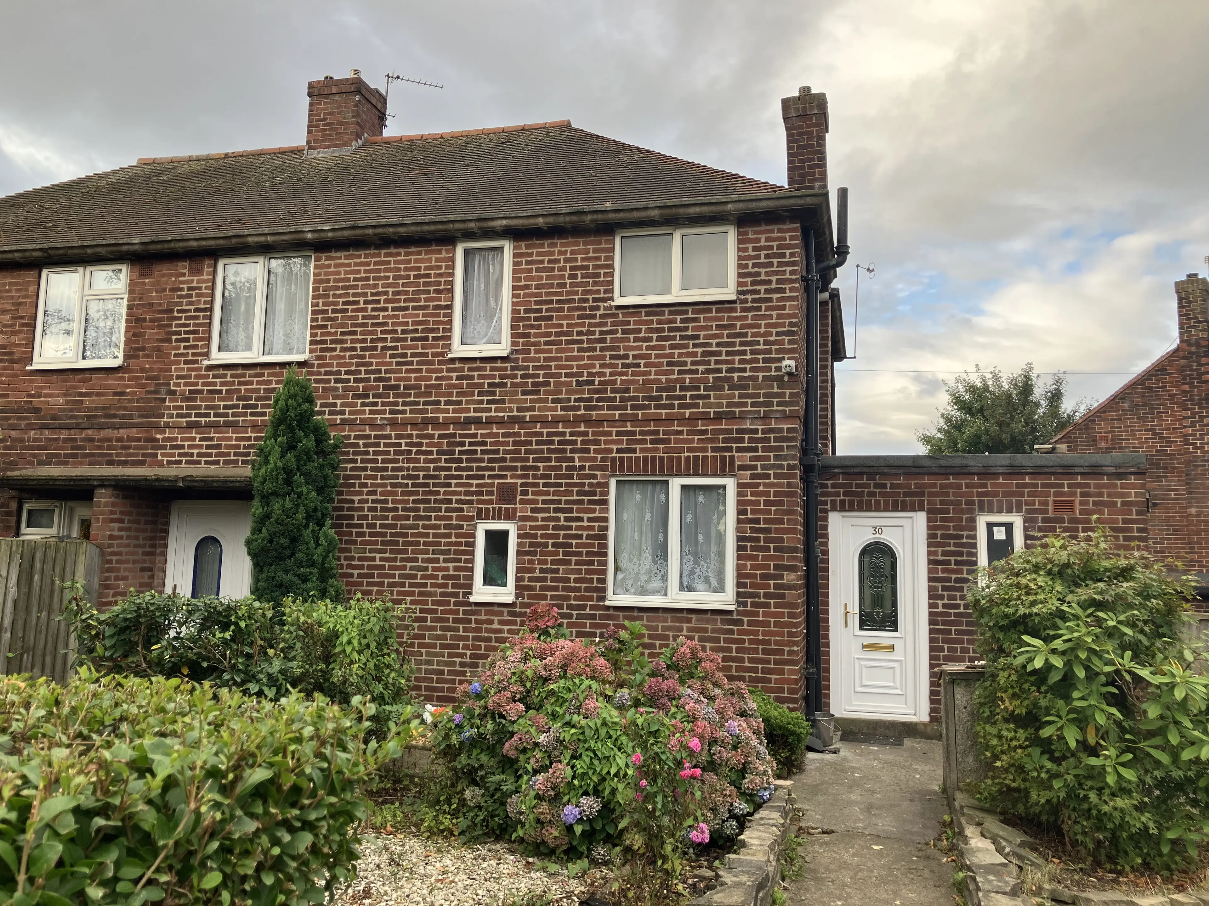 30 East Drive is an assuming property - but mega haunted apparently (LADbible)