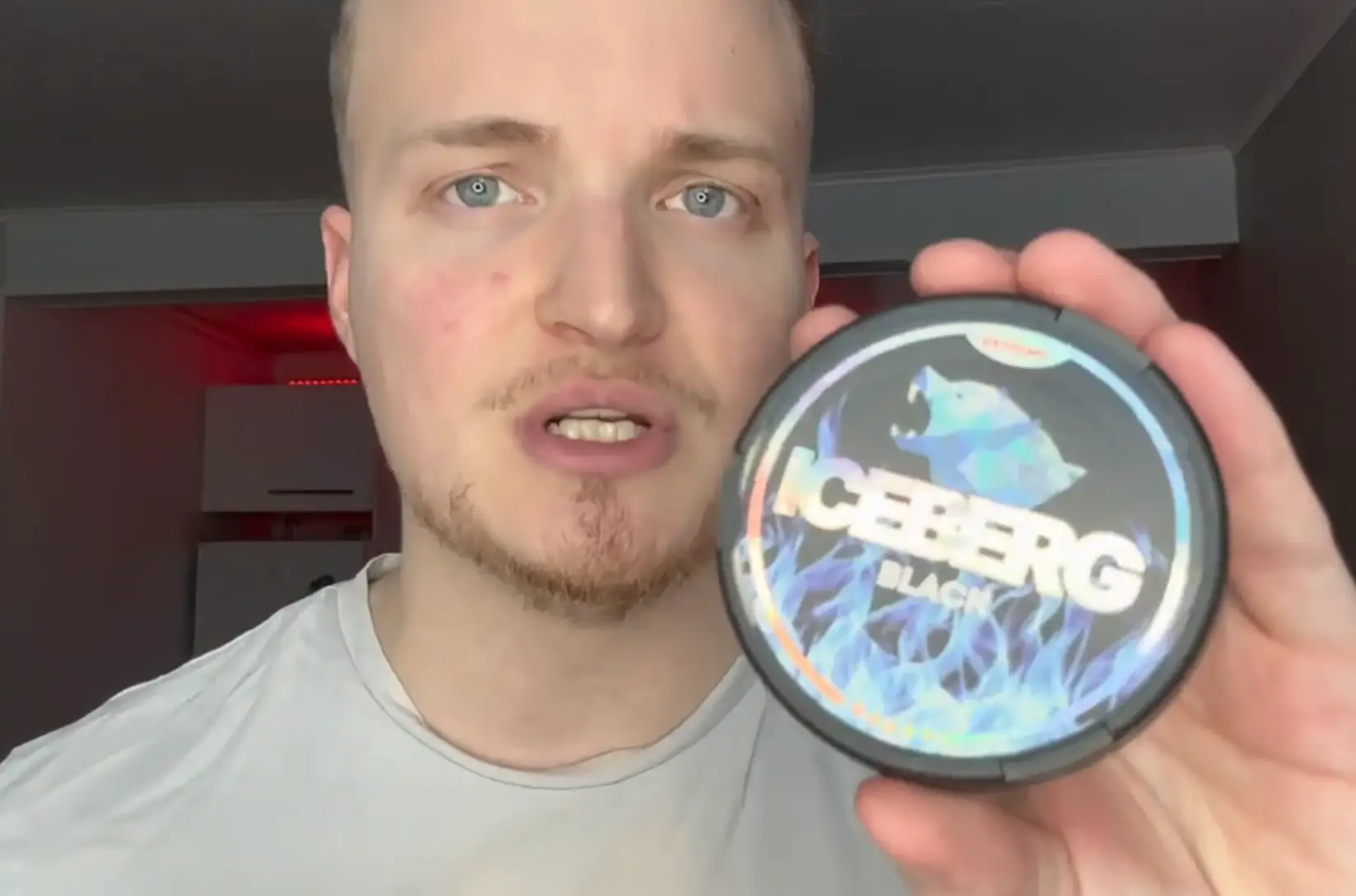 The YouTuber said he didn't like the smell of the pouch even before he tried it (YouTube/SnusLabs)