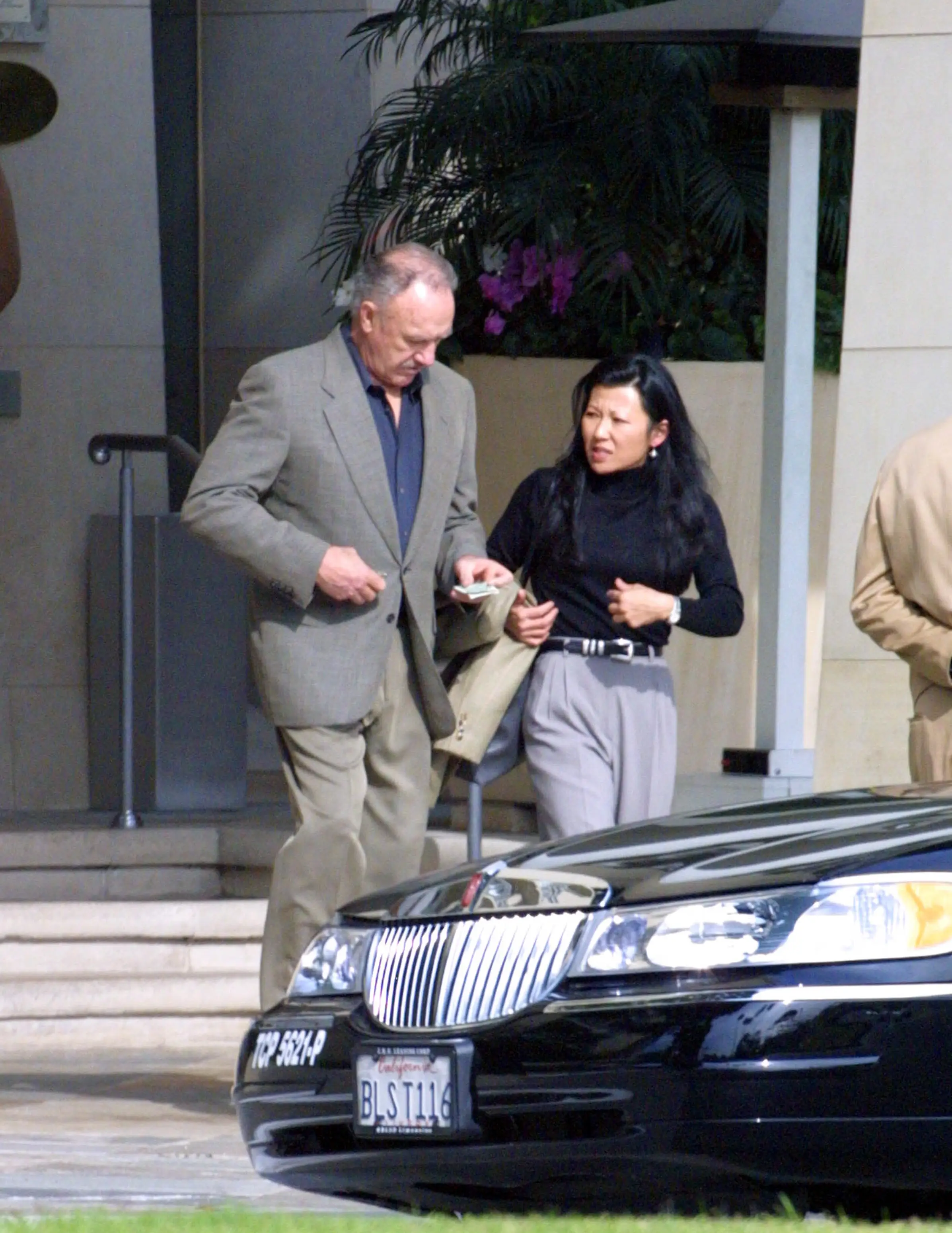 Gene Hackman and Betsy Arakawa pictured in 2001 (Bauer-Griffin/GC Images)