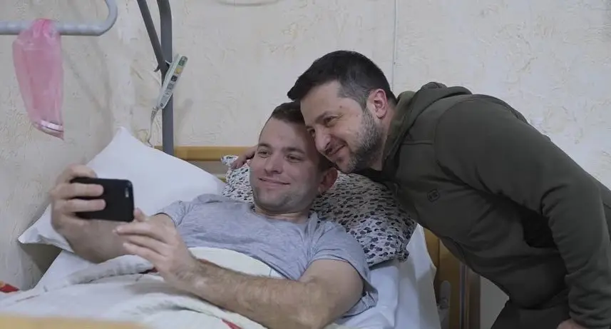 Volodymyr Zelenskyy visits soldiers in hospital.