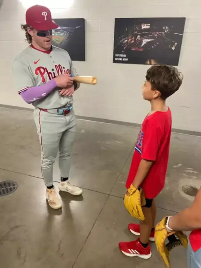 Lincoln was eventually treated to a signed bat and a goodie bag by the Phillies (X/@Phillies)