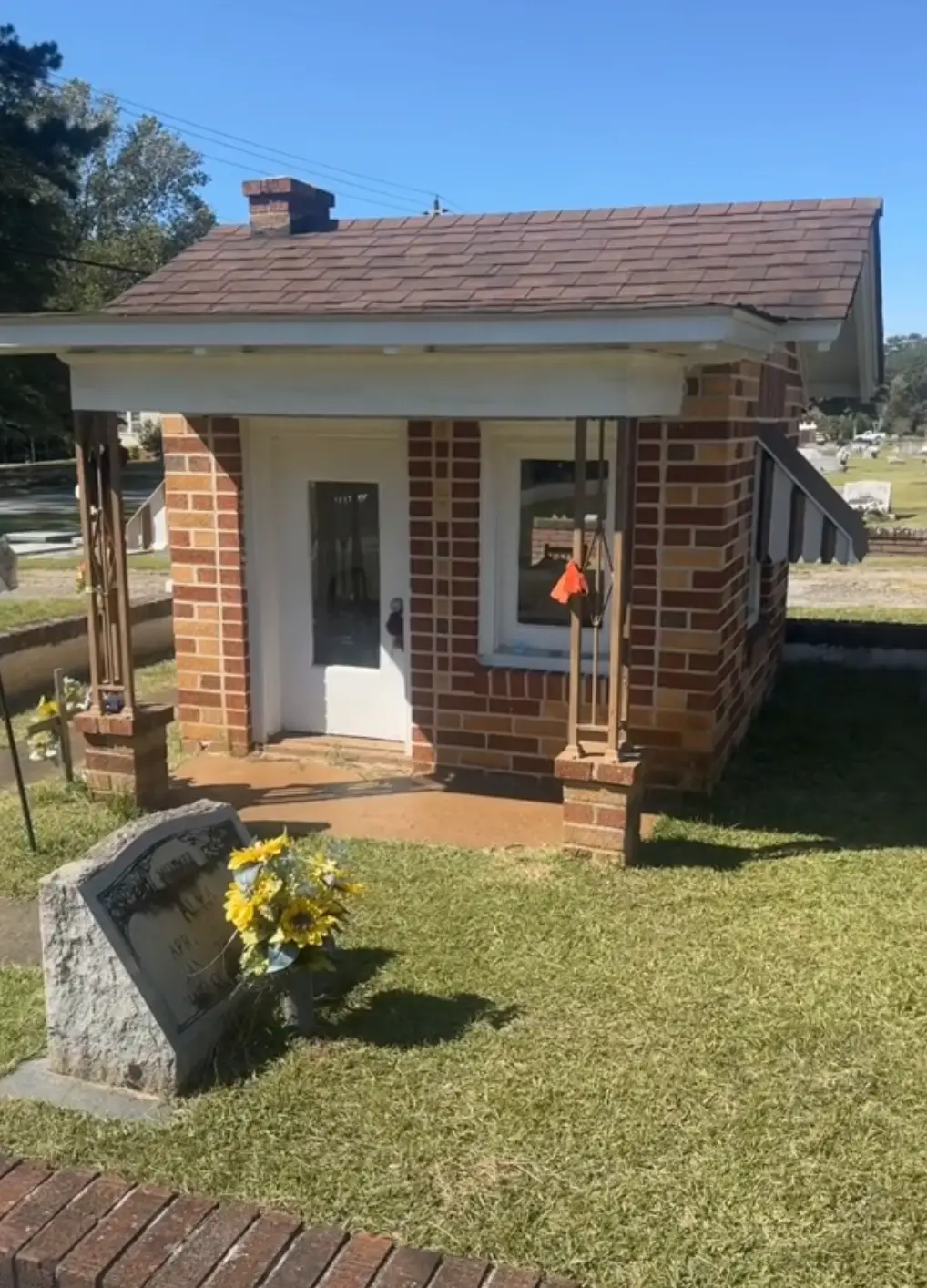 Nadine Earles father built the house to honour his daughter (TikTok/@adventuresintohx)