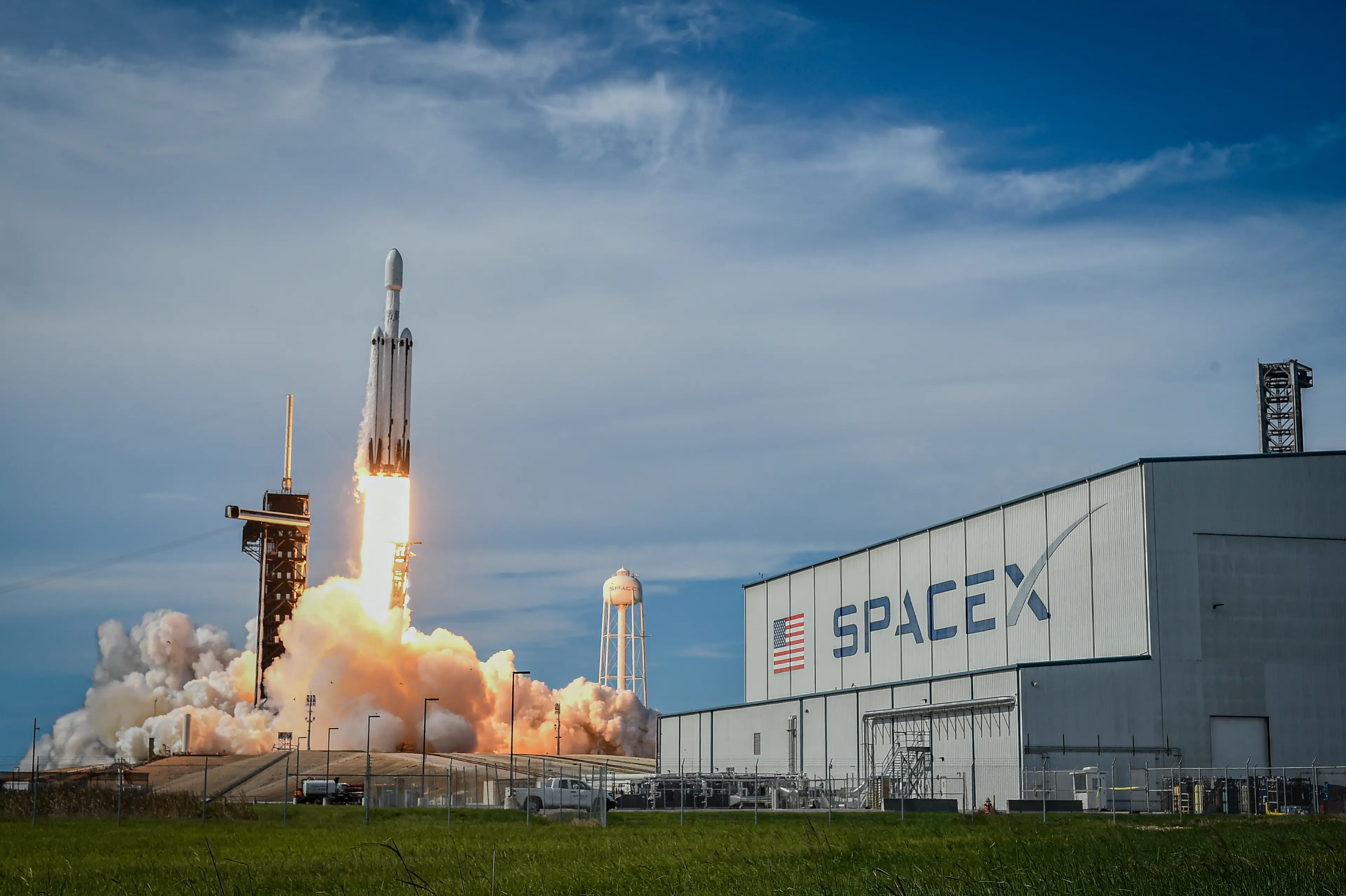 A SpaceX Falcon Heavy rocket taking off in 2024 (MIGUEL J. RODRIGUEZ CARRILLO/AFP via Getty Images)