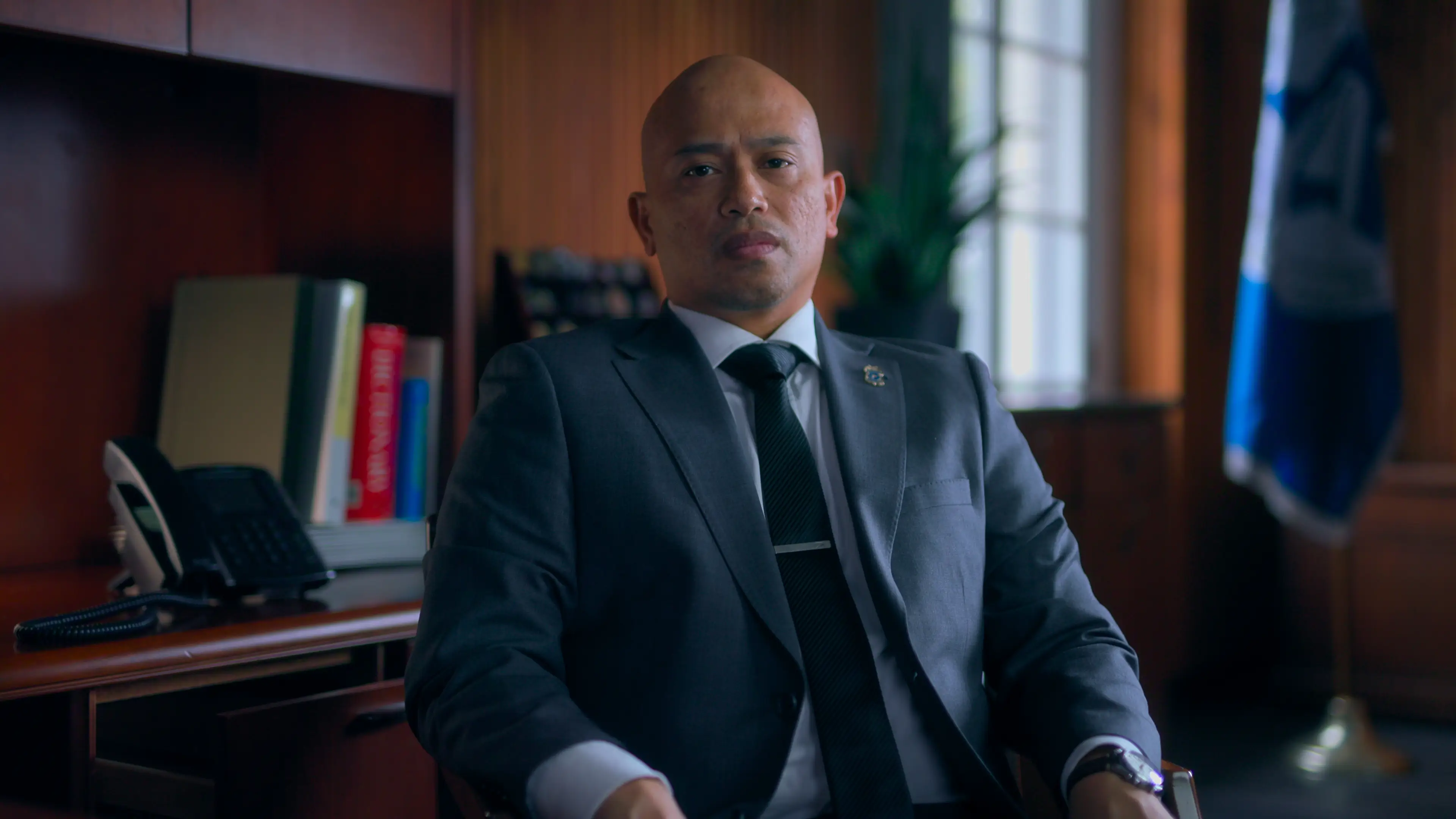 Worst Neighbour Ever interviews the law enforcement officers who cracked the case (Netflix)
