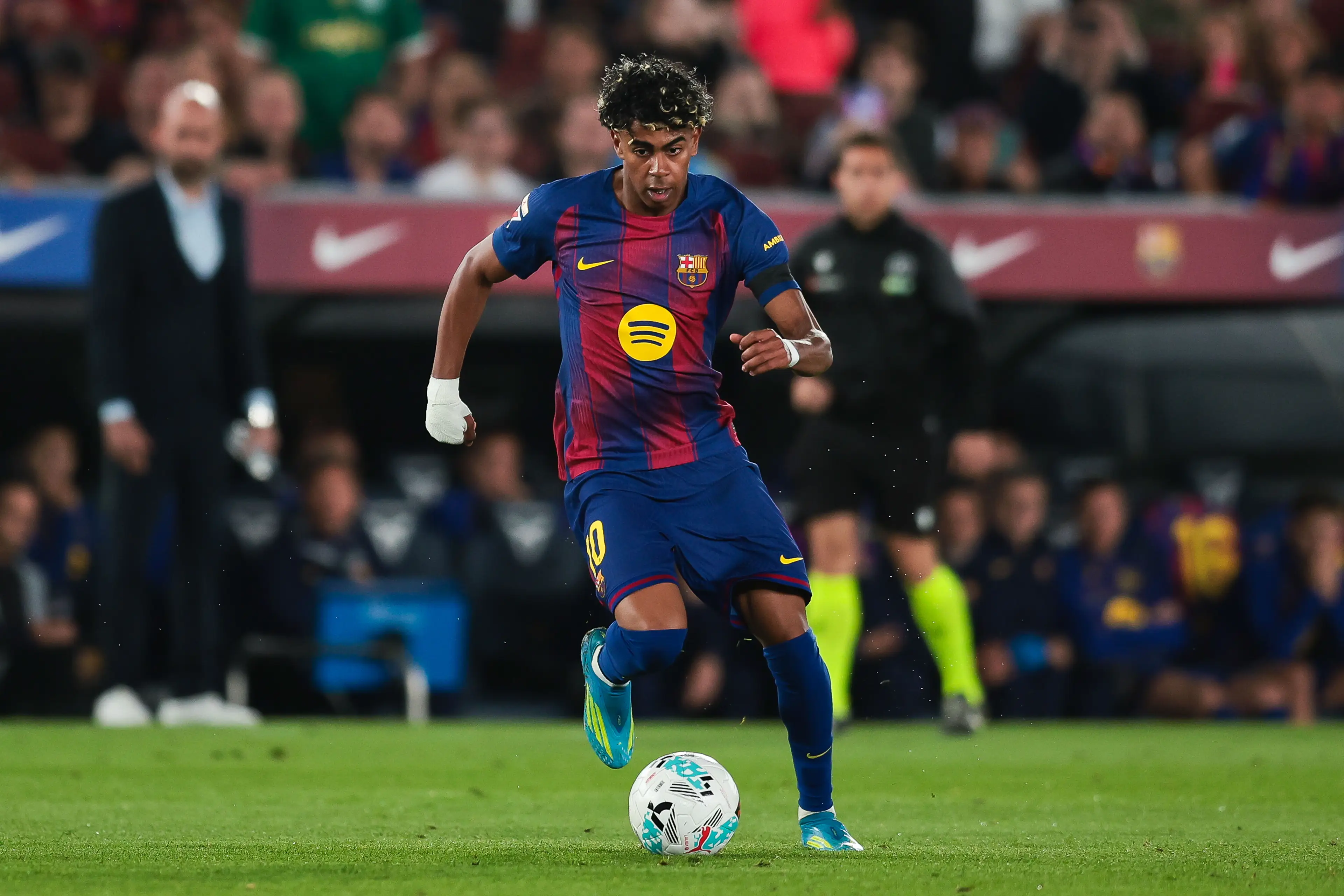 Lamine Yamal runs with the ball for FC Barcelona on April 22, 2026 (Eric Alonso/Getty Images)