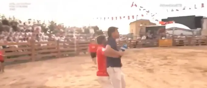 Xabier Eguia was dragged into the path of the bull (X)