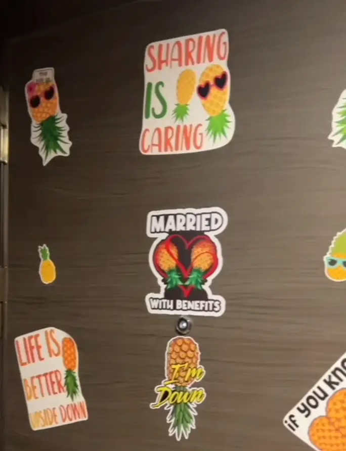 Jase and Bella's cabin door. If you know, you know (TikTok / @4ourplay.com)