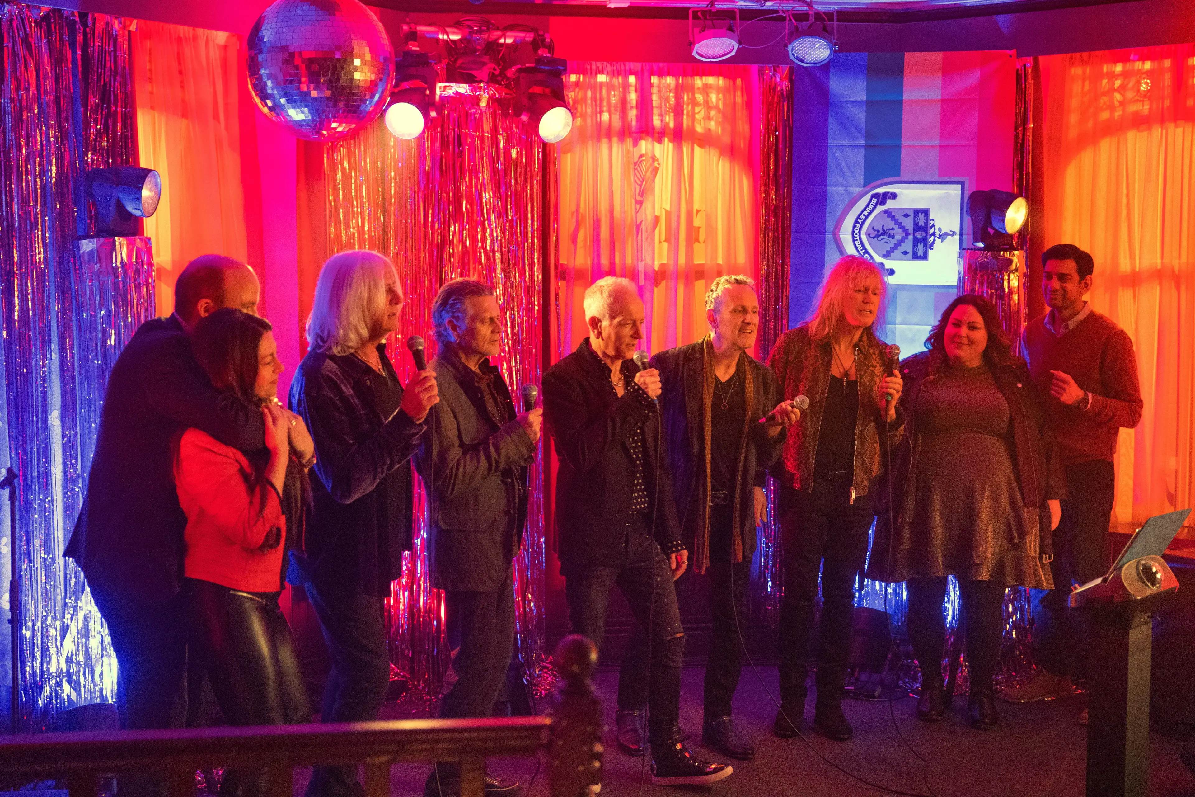 Dave says about '80 percent' of what you see in the movie is real. That's really the Talbot pub in Burnley and that's really Def Leppard. (Netflix)