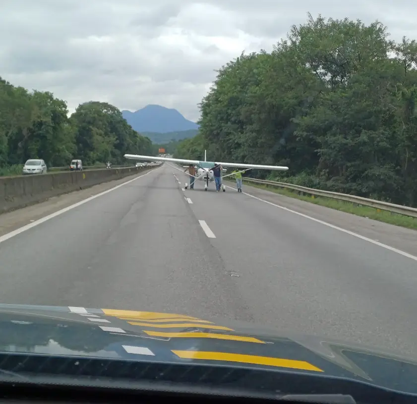An image of the plane on the motorway later shared by Brazilian Highway Police (X/@PRFBrasil)